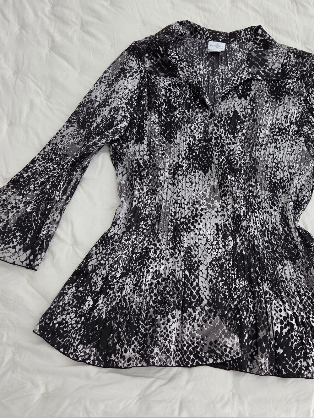 Jaclyn Smith Black and Gray Button Up Pleated Bliuse